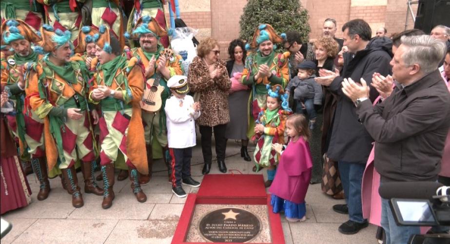 El Ayuntamiento, junto a su familia, han descubierto esta placa junto al Gran Teatro Falla