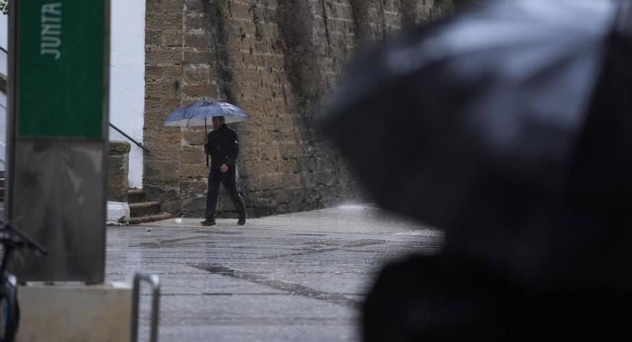 Una persona con paraguas por el centro de la capital gaditana este miércoles