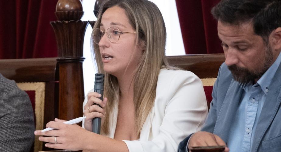 Paula Fernández durante la intervención en una sesión plenaria del Ayuntamiento de Cádiz