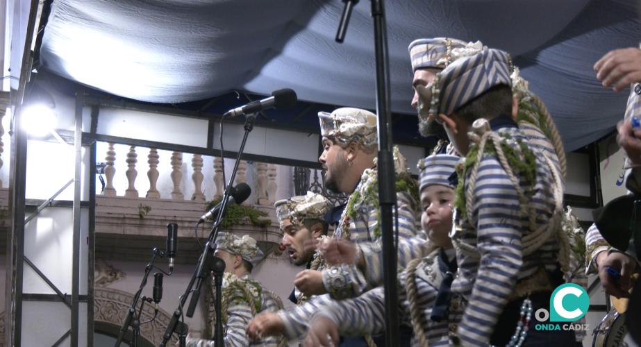 Agrupación actuando