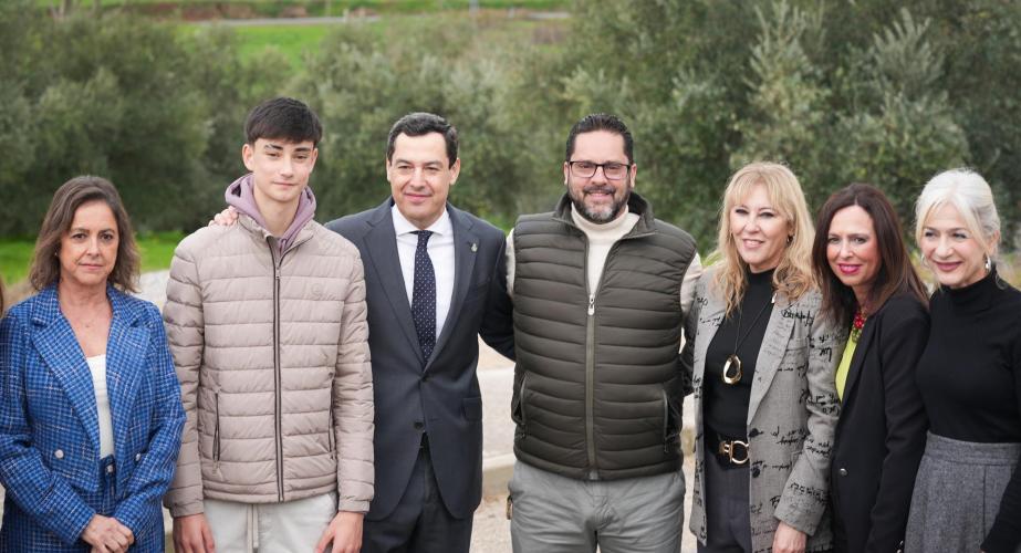 El presidente de la Junta con distintos vecinos de la localidad cordobesa 