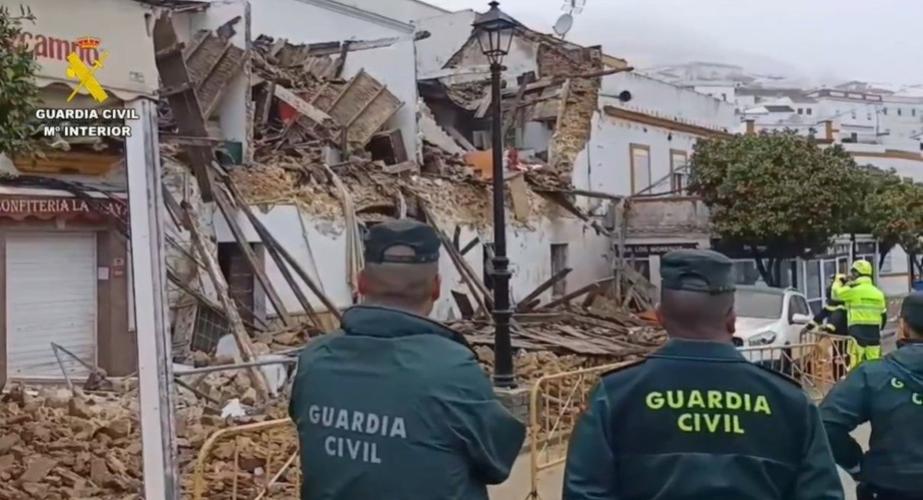 Guardias civiles observan los efectos del suceso