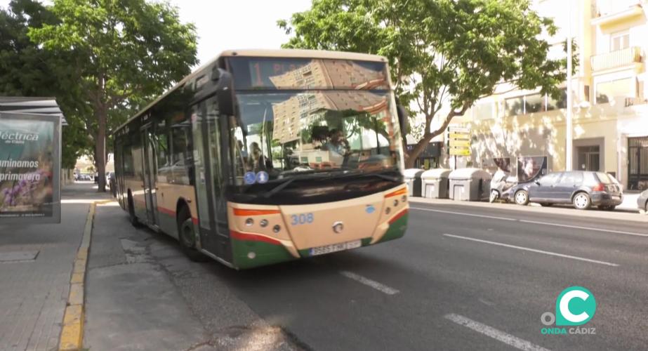 Autobús urbano en una de las paradas de la ciudad de Cádiz. 