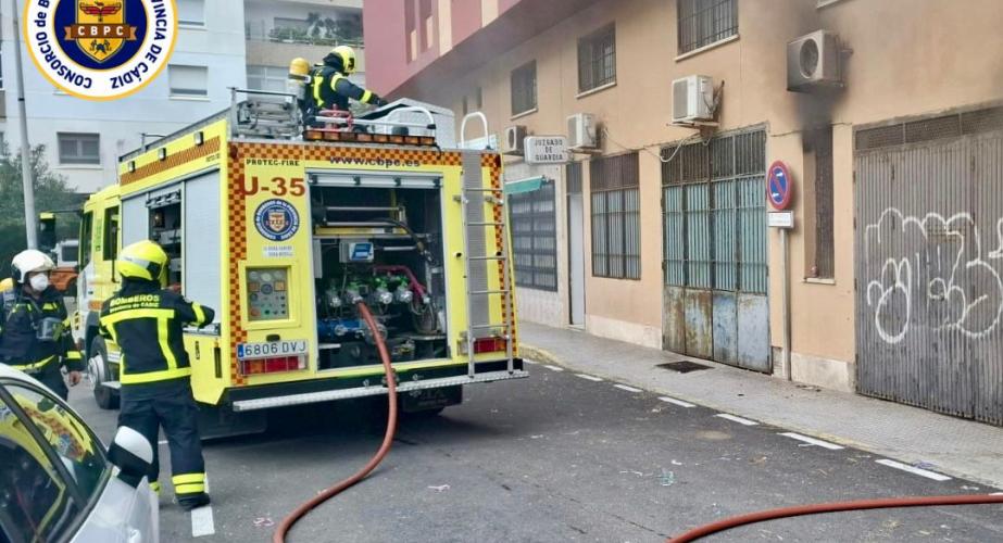 El propietario del garaje tenía acumulado numerosos enseres en su interior, aunque no se han tenido que lamentar daños personales