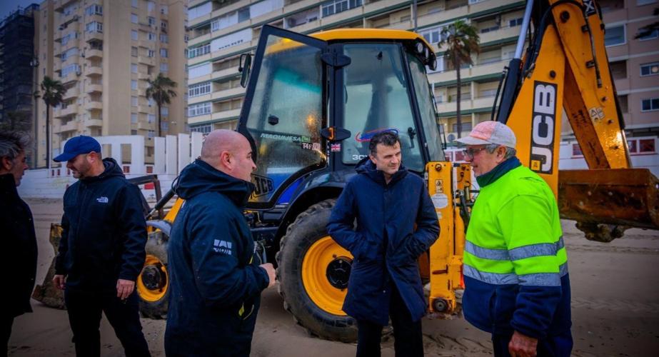 El alcalde de Cádiz inspeccionando las playas tras los efectos de los pasados temporales