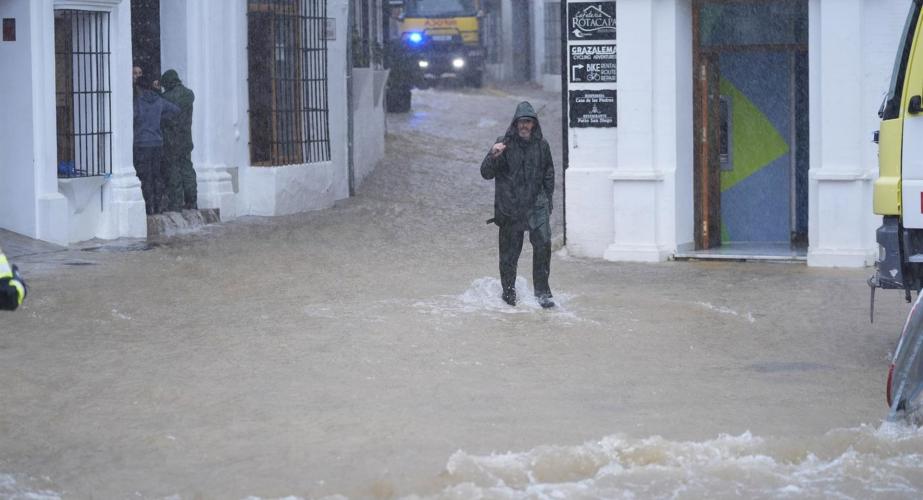 Aspecto de una calle inundada de la localidad serrana