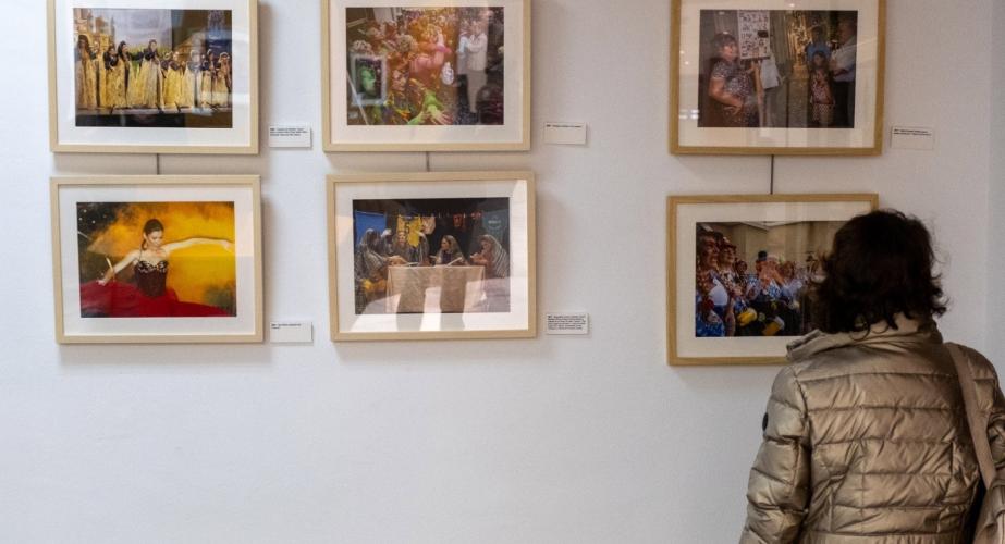 Una visitante observa alguna de las creaciones que ofrecer la colección