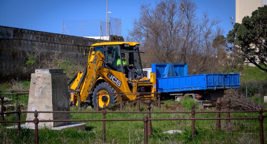 Maquinaria en funcionamiento dentro de las actuaciones en el antiguo camposanto 