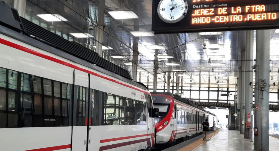 Trenes de Cercanías en la estación de Cádiz