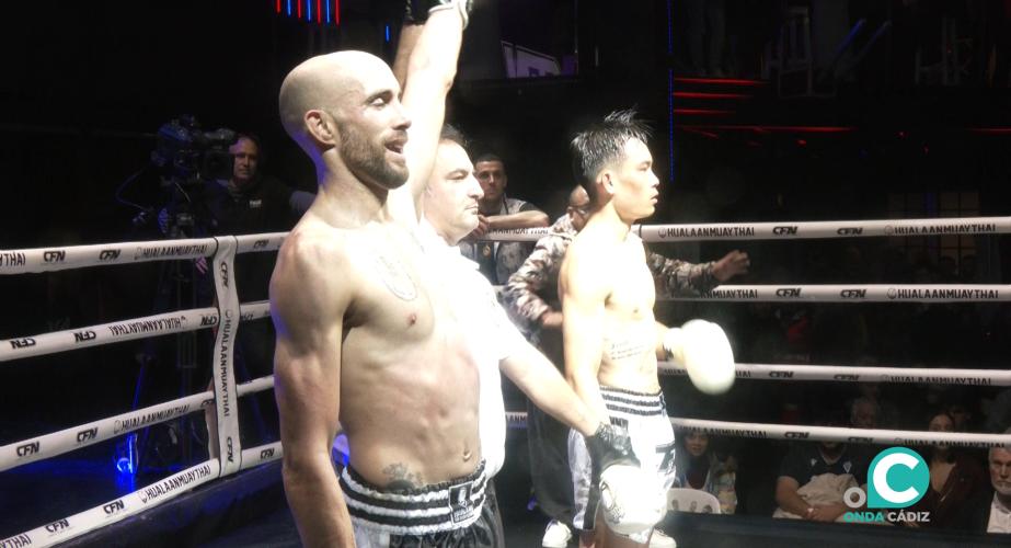 Carlos Coello, en el momento de proclamarse vencedor del combate. 