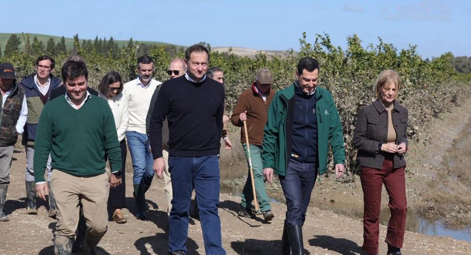 Visita del comisario europeo de Agricultura, Christophe Hansen, a Jerez de la Frontera, junto al presidente de la Junta de Andalucía.