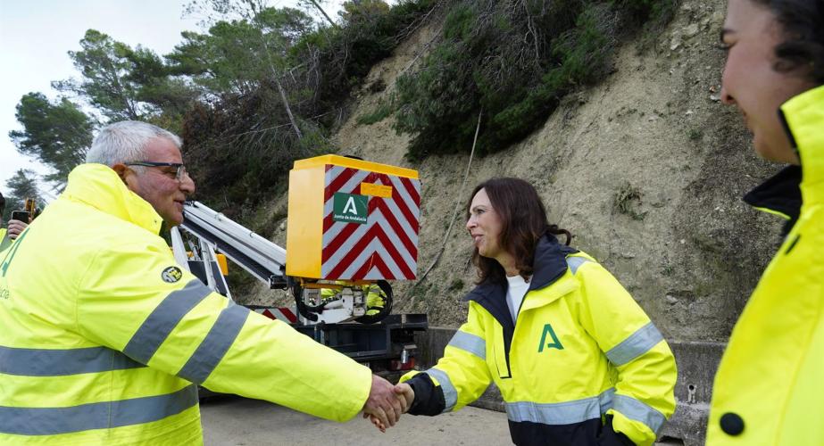La consejera de Fomento, Articulación del Territorio y Vivienda visita la carretera de acceso a Benamahoma en una imagen de archivo