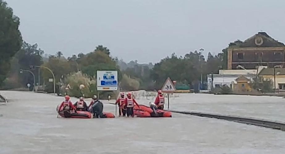 Cruz Roja mantiene activos sus recursos de emergencia ante la situación metereológica. 