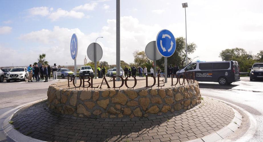 Vecinos desalojados del Poblado de Doñablanca regresan a sus casas para recoger enseres personales y volver a salir.