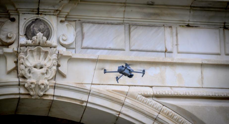 Uno de los aparatos con RTK sobrevolando el espacio arquitectónico