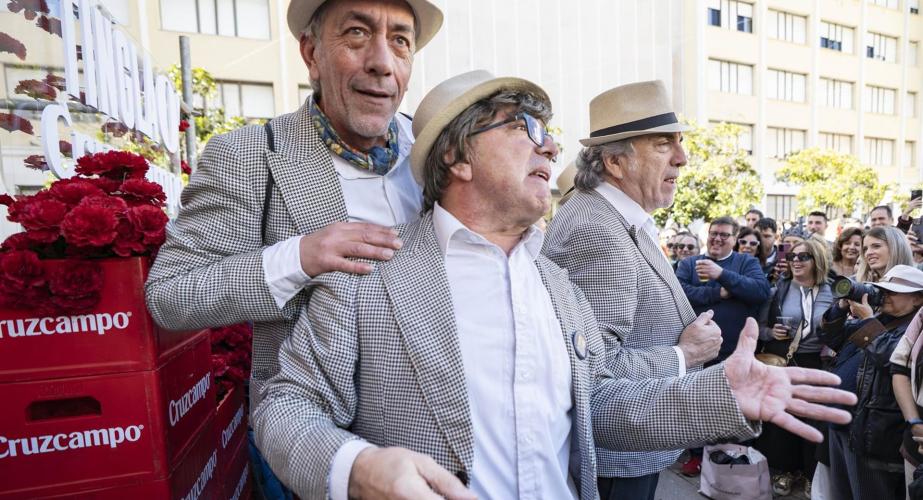 La chirigota del Selu, con el tipo de 'Los Enteraos' (2009) en uno de los tablaos itinerantes de Cruzcampo