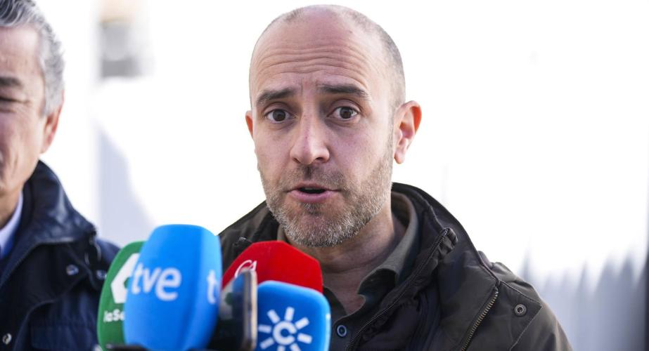 Imagen de archivo del alcalde de Grazalema (Cádiz), Carlos Javier García, en atención a los medios.