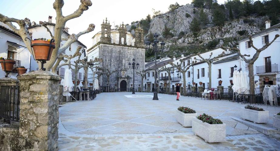 Calle de Grazalema normalizando su estampa tras haber sido escenario de graves inundaciones por el pasado temporal