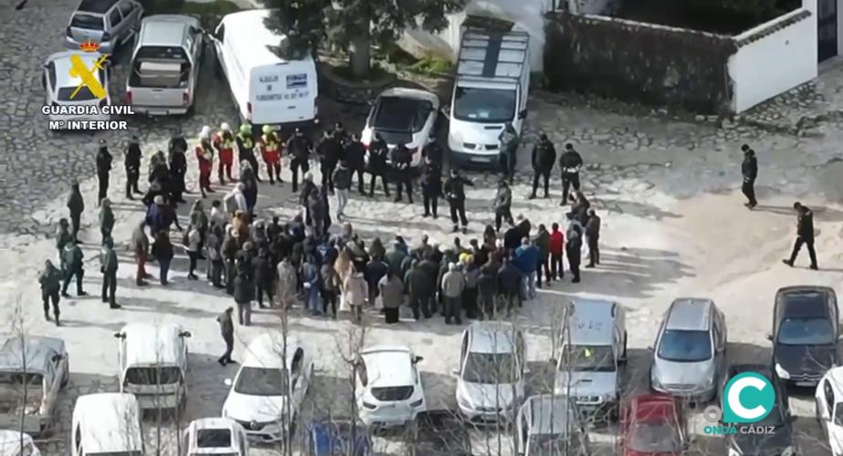 Vecinos de Grazalema reunidos este domingo con efectivos de la Guardia Civil. 