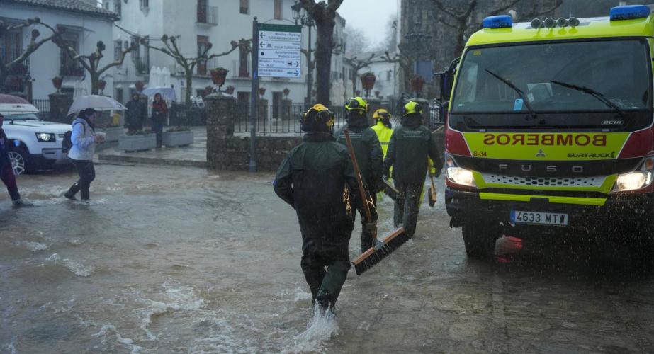 Distintos cuerpos de bomberos trabajan en labores de achique de agua en localidades de la serranía