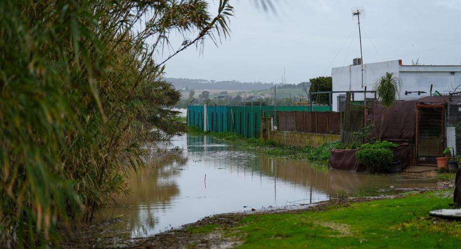 Imagenes de la crecida fluvial a su paso por la barriada de la Corta el pasado viernes