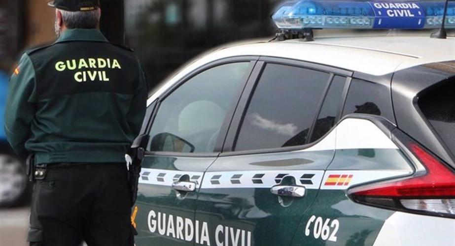 Un agente de la Guardia Civil junto a un vehículo oficial en una imagen de archivo