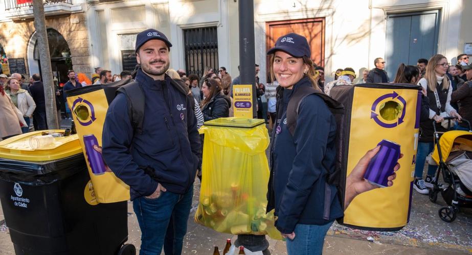  Dos educadores medioambientales de Cada Lata Cuenta durante las fiestas de 2023