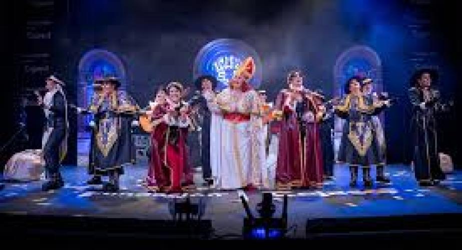 La comparsa La Camorra durante una actuación el el Gran Teatro Falla.