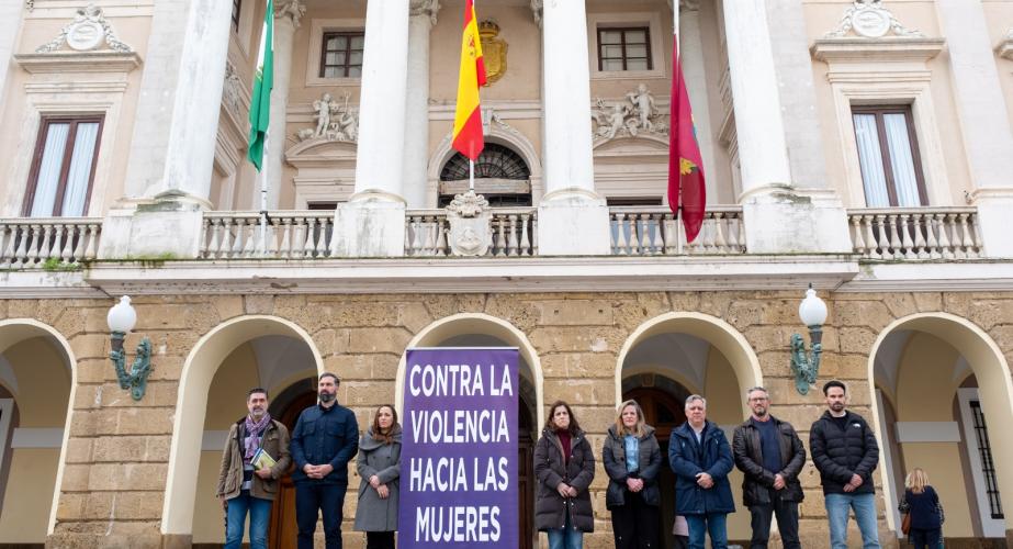Concejales secundan el acto frente al Consistorio en la mañana de este martes