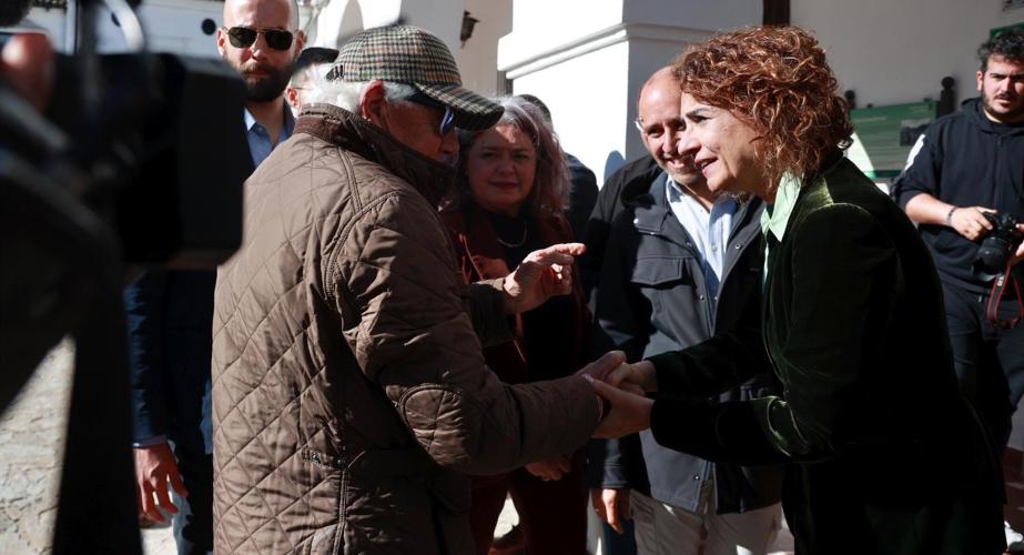 La ministra de Hacienda saluda a los vecinos de la localidad serrana a su llegada al Ayuntamiento.