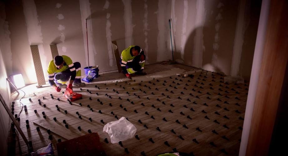 Operarios trabajando en las obras de mejora en las instalaciones en las que se encuentra Radio Taxi en Cádiz. 