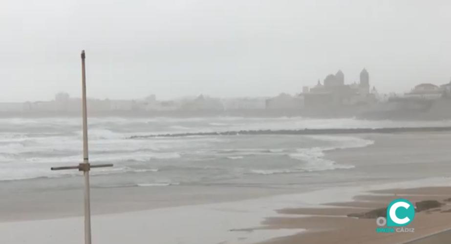 Imagen del temporal en Cádiz en una imagen reciente. 