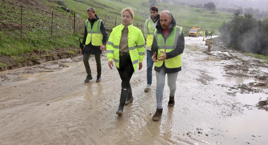 La presidenta de la Diputación de Cádiz, y el alcalde de Grazalema inspeccionando una carretera afectada por el temporal