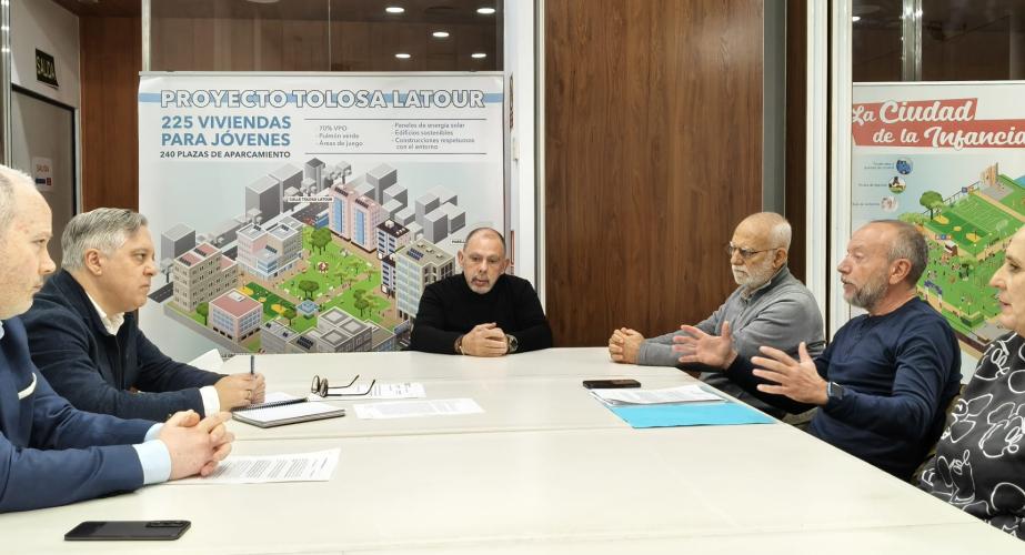 Un momento de la toma de contacto de los ediles socialistas con el comité de empresa