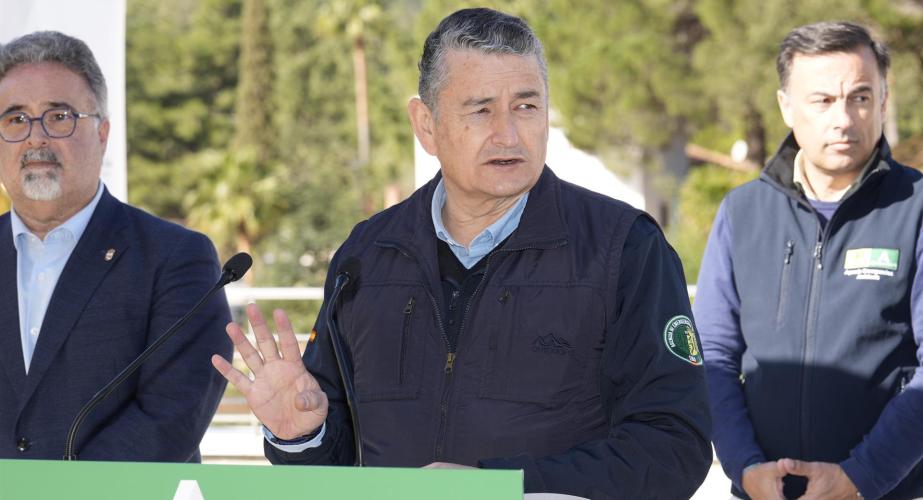 El consejero de Sanidad, Presidencia y Emergencias de la Junta de Andalucía, Antonio Sanz, interviene en el acto inaugural de la Base EMA Infoca Sierra de las Nieves. 