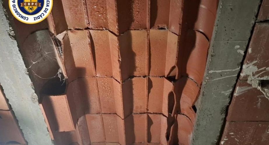 Parte del techo que se ha desprendido en una vivienda en Cádiz. 