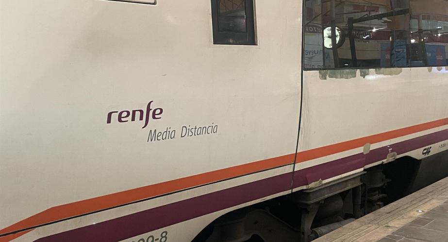 Tren media distancia en una imagen de archivo