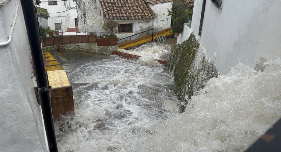 Imagen del agua corriendo por las calles de Ubrique 