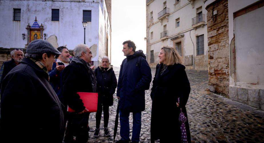Bruno García se reúne con representantes de la asociación Plataforma de vecinos y amigos de El Pópulo.