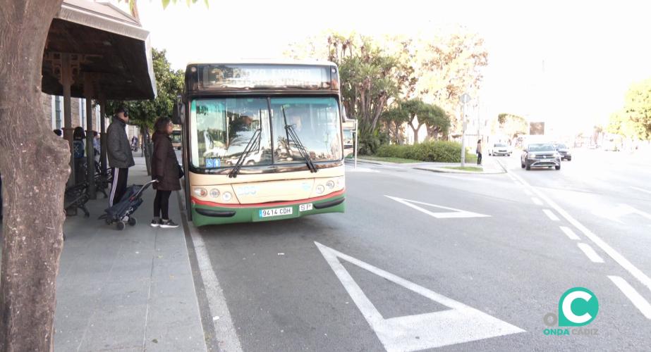 Usuarios accediendo al vehículo urbano en la parada de la plaza de Españ.a
