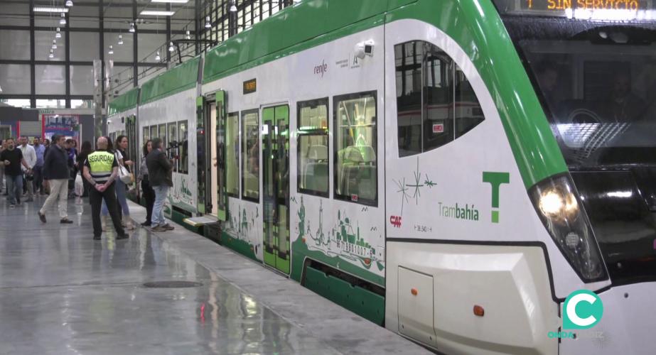Viajeros acceden a los vagones en la estación de Cádiz en una imagen de archivo