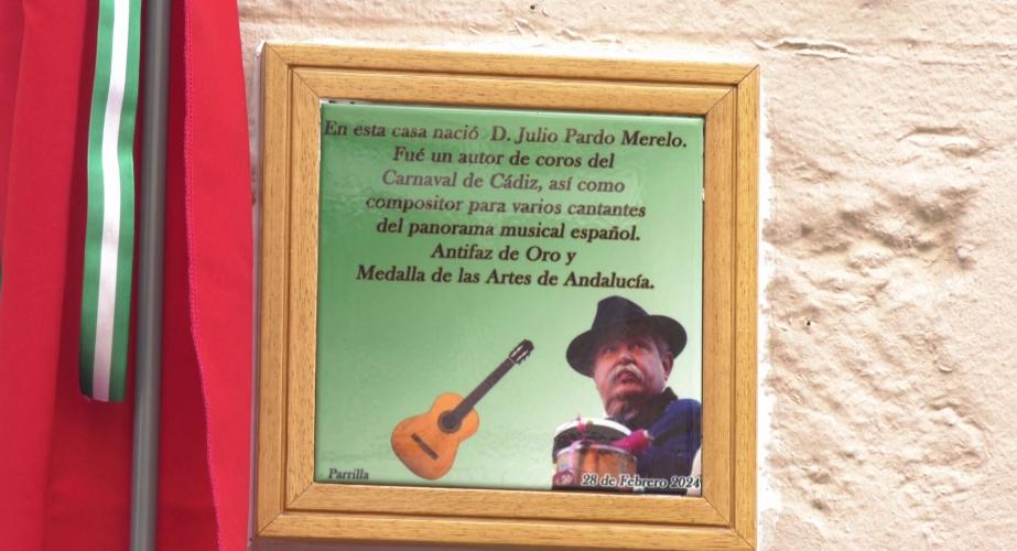 Placa en la casa del afamado corista descubierta en su casa natal en febrero de 2024