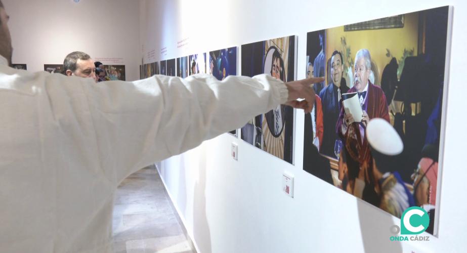 Invitados recorren las salas en el acto de apertura de la muestra