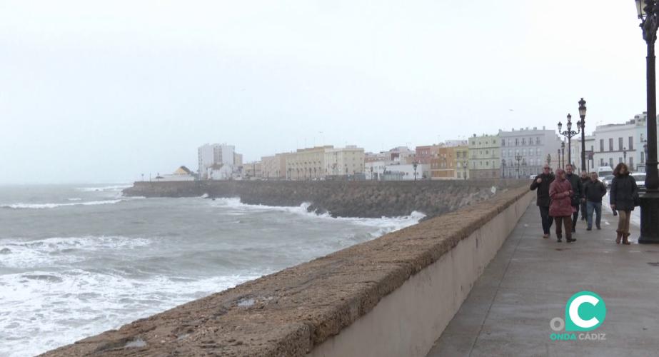 Viandantes por el Campo del Sur de la capital gaditana este miércoles