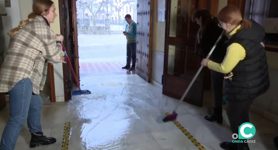 Vecinas de Grazalema evacuan agua en un local de la población serrana