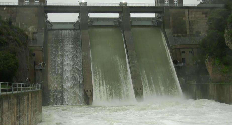 El agua prosigue aliviándose de los pantanos de la provincia