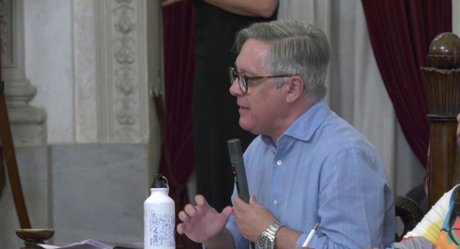 Óscar Torres, portavoz socialista durante la intervención en un Pleno en una imagen de archivo