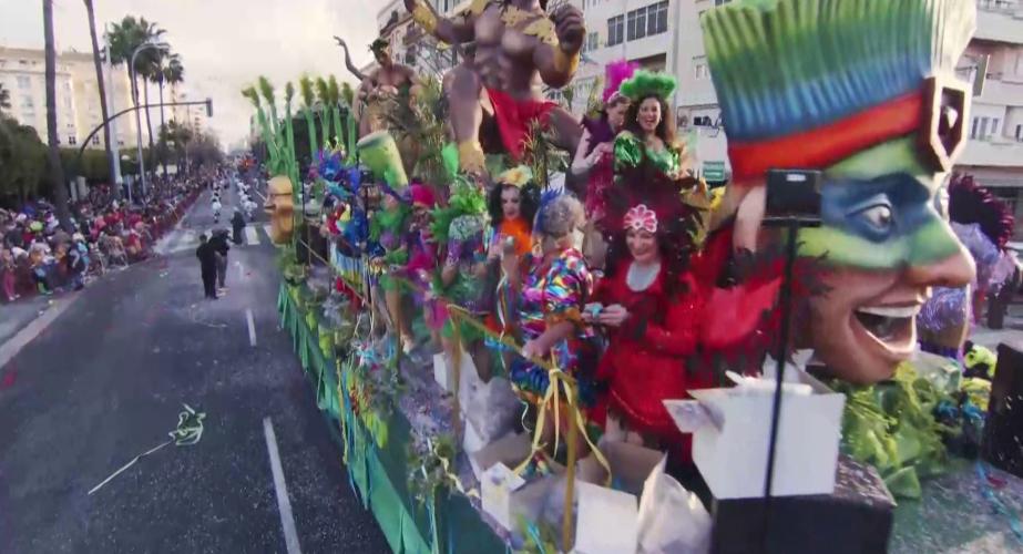 Carroza durante el desfile festivo en 2025 por la avenida principal de la capital gaditana