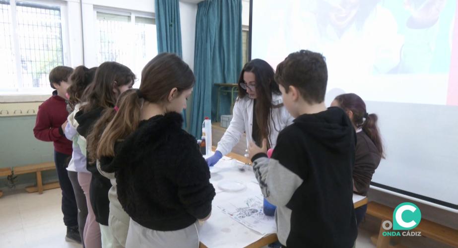 Encuentro por la fecha de escolares con investigadoras en el colegio Fermín Salvochea
