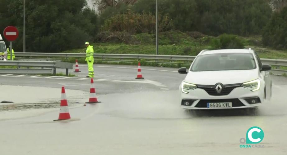 Operario en una de las carreteras afectadas por el mal tiempo
